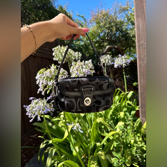 Coach Turn Lock Black/Grey Wristlet - Picture 4 of 6